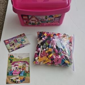 HUGE Lot Of LEGOS!!!!over 900 Pieces, A Few Random Books, The Large Plastic Box